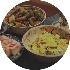 色鮮やかな絵付けが施された陶器の鉢に、旬の野菜や卵料理が盛り付けられ、食卓に彩りを添えています。